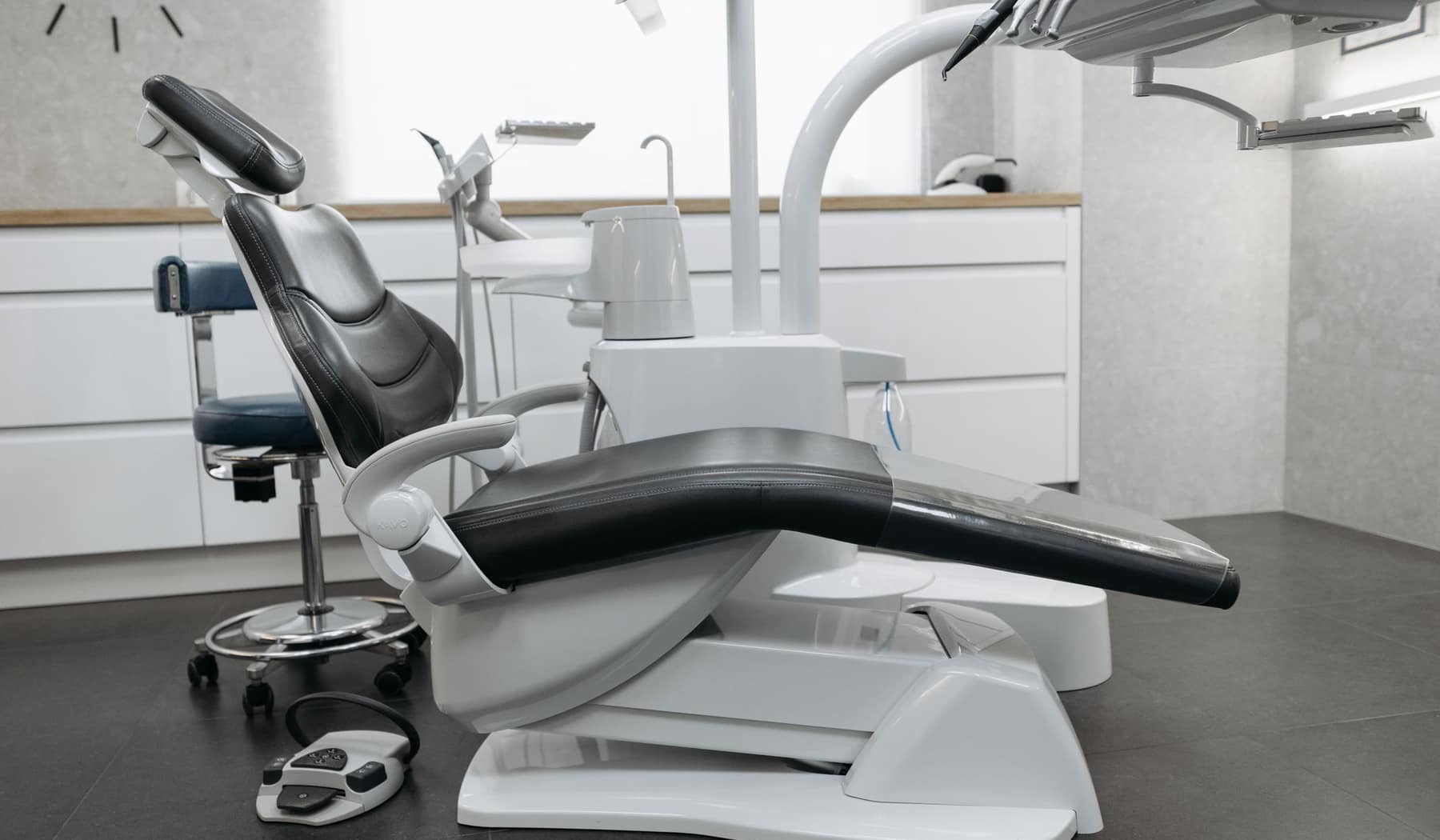 Cadeira de um consultório odontológico moderno, pronta para o próximo paciente